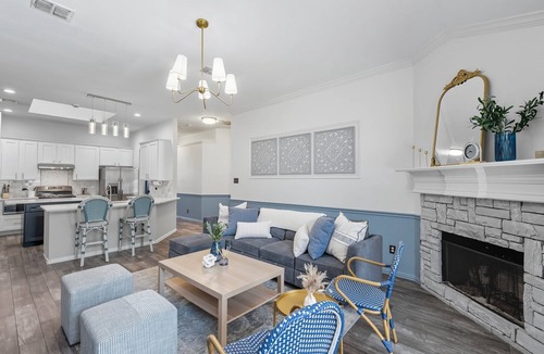 Corinth House | The Blue Holly - Bright & Spacious with a Pool