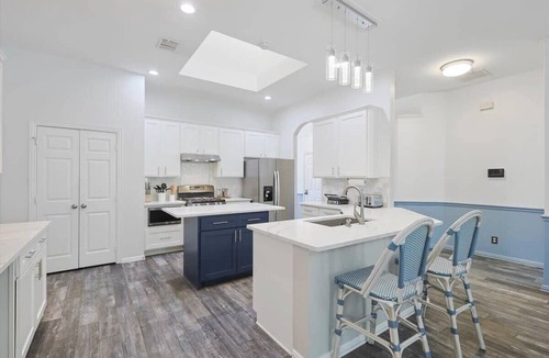 Corinth House | The Blue Holly - Bright & Spacious with a Pool