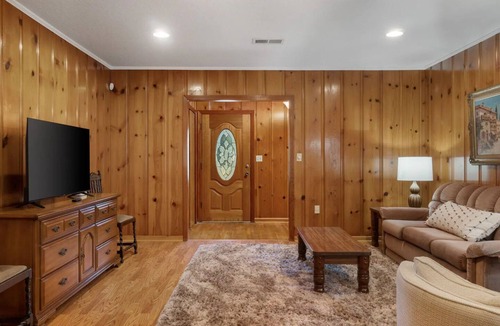 Hattiesburg House | The Brady Bunch House: 6 Bedrooms/4 Bathrooms/Game Room and Screened Porch!