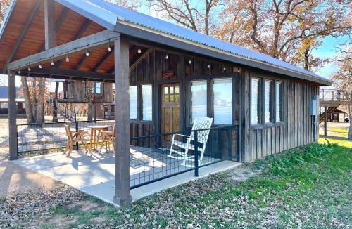 Elm Mott Ski Chalet | The Cardinal Cabin 15MIN to Magnolia Baylor
