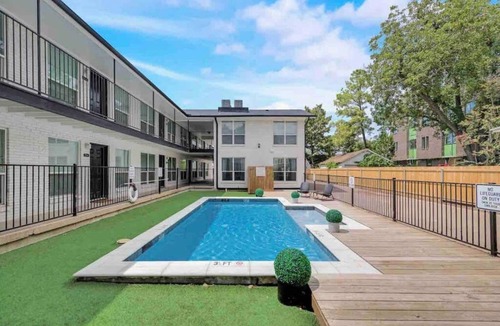 Old East Dallas Apartment | The City Escape & Arboretum Tickets Included