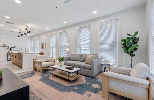 Main - Military Plaza Apartment | The Continental, powered by Placemakr - Downtown - Market Square