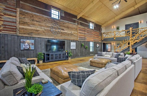 Calera House | 'The Copper Roost': Lake Texoma Escape w/Hot Tub