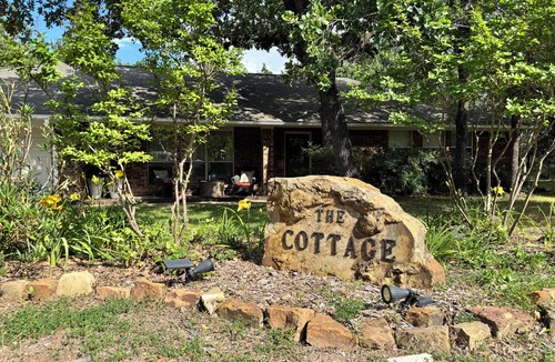 Weatherford House | The Cottage at Clark Gardens - Woodland Stay with Garden Access
