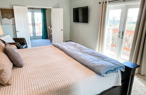 Pirates Beach House | The Crow's Nest - great location/sunset decks/sleeps eight