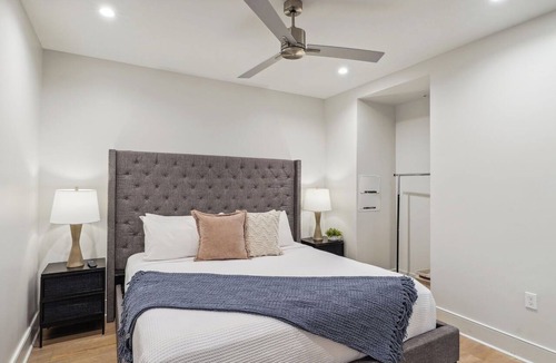Central Business District Hotel | The Eleanor 4BD/4B - 3 King BD & F/F Bunkbed Room