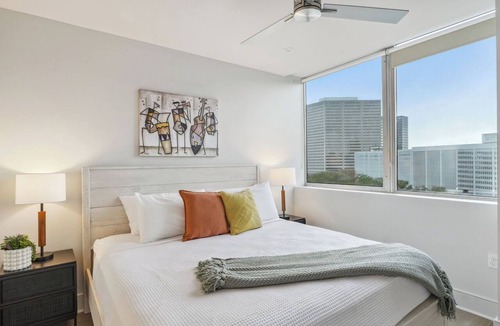 Central Business District Hotel | The Eleanor 4BD/4B - 3 King BD & F/F Bunkbed Room
