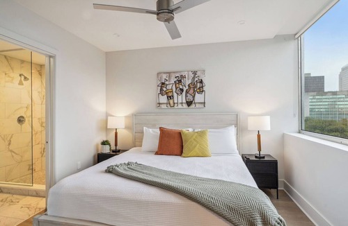 Central Business District Hotel | The Eleanor 4BD/4B - 3 King BD & F/F Bunkbed Room