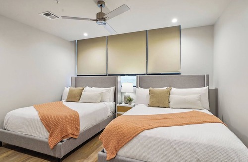Central Business District Hotel | The Eleanor 4BD/4B - 3 King Bedrooms & 2 Queens