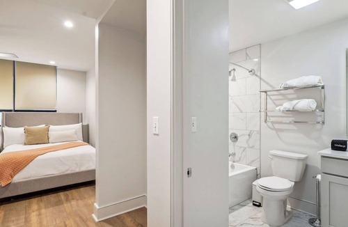 Central Business District Hotel | The Eleanor 4BD/4B - 3 King Bedrooms & 2 Queens