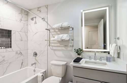 Central Business District Hotel | The Eleanor 4BD/4B - 3 King Bedrooms & 2 Queens