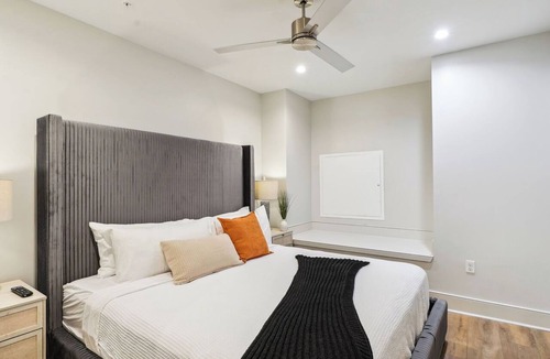 Central Business District Hotel | The Eleanor 4BD/4B - 3 King Bedrooms & 2 Queens