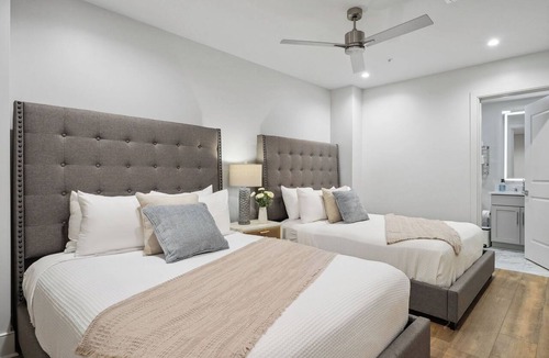 Central Business District Hotel | The Eleanor 5BD/3B - 4 Kings & 2 Queens