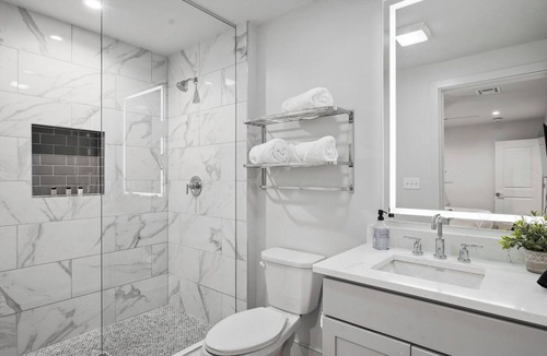 Central Business District Hotel | The Eleanor 5BD/3B - 4 Kings & 2 Queens