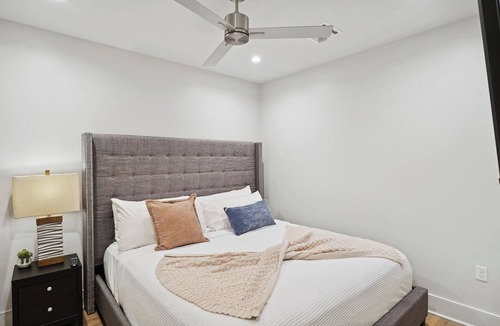 Central Business District Hotel | The Eleanor 5BD/3B - 4 King Bedrooms & F/F Bunkbed