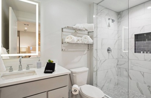 Central Business District Hotel | The Eleanor 5BD/4B w Two Balconies, 8th Floor