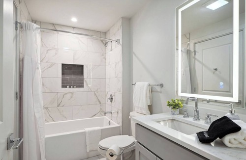 Central Business District Hotel | The Eleanor 5BD/4B w Two Balconies, 8th Floor