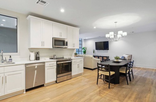 Central Business District Hotel | The Eleanor 5BD/4B with Two Balconies