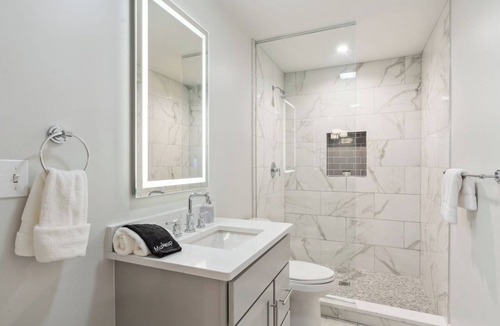 Central Business District Hotel | The Eleanor 5BD/4B with Two Balconies