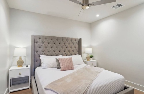 Central Business District Hotel | The Eleanor 5BD/4B with Two Balconies