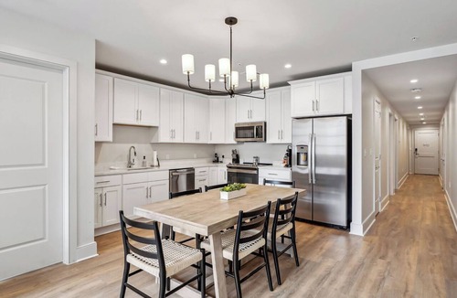 Central Business District Hotel | The Eleanor 7BD/7B, All Kings, Connecting Door