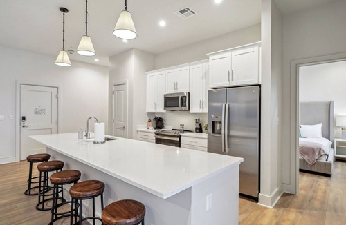 Central Business District Hotel | The Eleanor PH 4 - 4BD/3B - All Kings, Patio