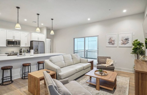 Central Business District Hotel | The Eleanor PH 4 - 4BD/3B - All Kings, Patio