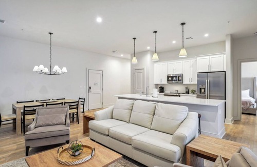 Central Business District Hotel | The Eleanor PH 4 - 4BD/3B - All Kings, Patio