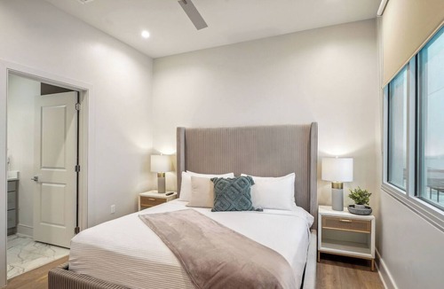Central Business District Hotel | The Eleanor PH 4 - 4BD/3B - All Kings, Patio