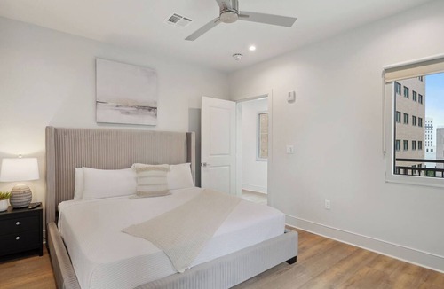 Central Business District Hotel | The Eleanor PH1 - 5BD/4B - All Kings, Poolside