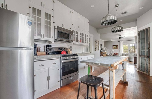 Fredericksburg House | The Farmhouse: Modern Retreat in Fredericksburg