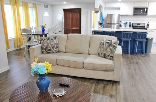 Sulphur House | The Fun House! with Master Suite and open common areas 4BR/2BA