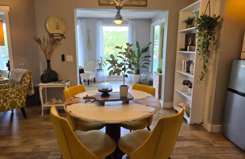 Bella Vista Apartment | The Green Door on Lake Avalon – Private Lakefront Retreat