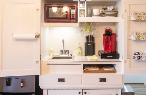 Bella Vista Apartment | The Green Door on Lake Avalon – Private Lakefront Retreat