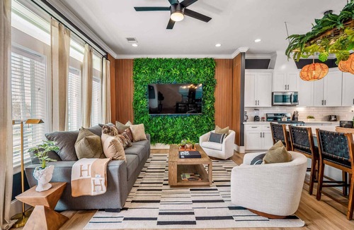 South Central Houston House | The Green Haus: Luxxe Cabana Rooftop Retreat