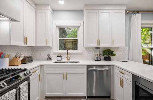 Dallas House | The Hansel-Modern 4 Bed, 3 Bath Bungalow, Hot Tub