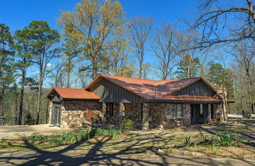 Octavia Cabin | The Honey Lodge - Away from party neighborhoods . 2 Kings & 1 Queen Bed