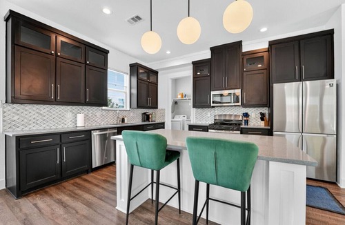 West Dallas House | The Hugo | Sleeps 10