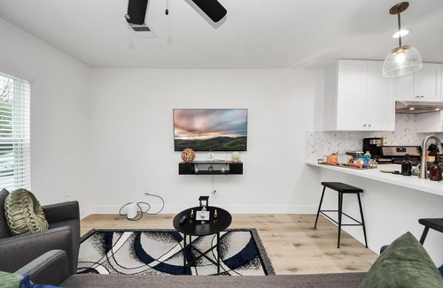 Riverside Terrace Apartment | The Ivory House- Gated 2BR Urban Escape- Downtown HTX- Medical Center