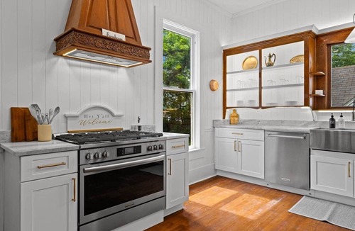 Gladewater House | The Jeter Farmhouse - Historic Whole-Home Rental