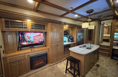 Victoria House | The Landmark Victoria RV, No Cleaning Fee/King Sleep Number Bed/Cozy