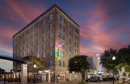 Downtown Hotel | The LaSalle Hotel, Bryan College Station, a Tribute Portfolio Hotel
