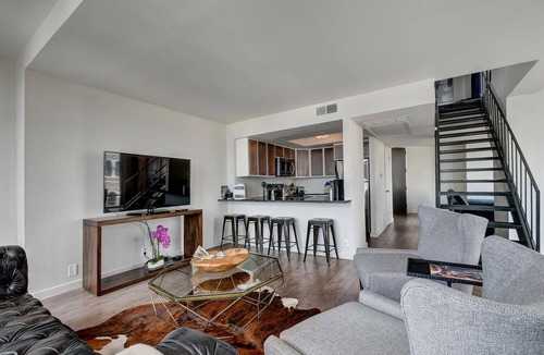 Downtown Austin Apartment | The Littlefields by Lodgewell, Corner Loft Trio of Balconies