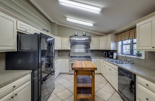 Choudrant Cabin | The Lodge- Everyone can sleep under one roof! 10 min to Ruston