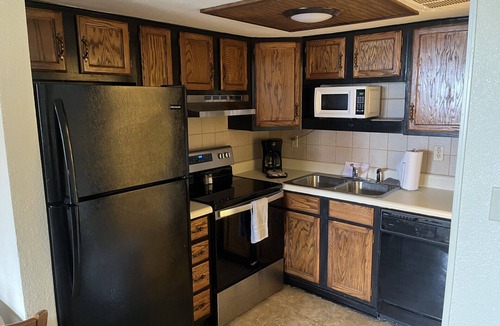 Runaway Bay Condo | THE LODGE. Hotel suite, fitness room, Pool. In Runaway Bay on Lake Bridgeport