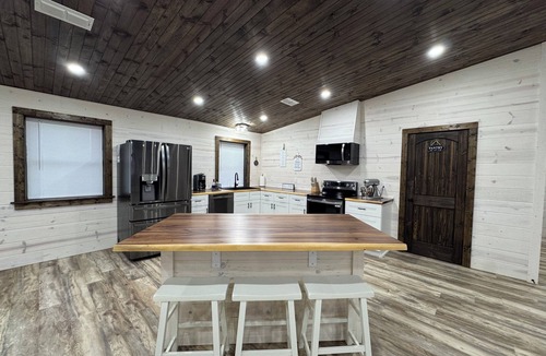 Smithville House | The Loft at Mountain Laurel with amazing views of Blue Bouncer Mountain.