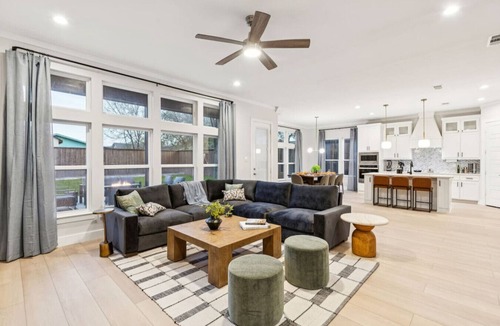 West Dallas House | The Longhorn Luxe | Game Room | Fire pit | Karaoke