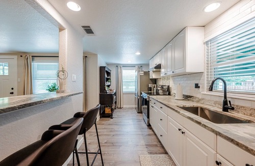 La Vernia House | The Magnolia Cottage: Escape the big City- Charming Cozy house in La Vernia!