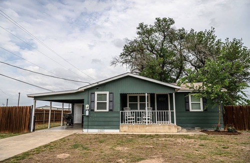 La Vernia House | The Magnolia Cottage: Escape the big City- Charming Cozy house in La Vernia!