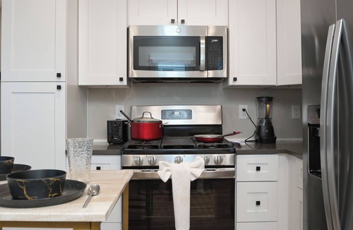 Near East Side House | The Marbled Speakeasy - Luxury Home w/backyard. 3 minutes to the Alamo!